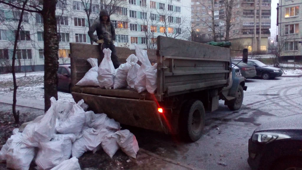 Вывоз мусора в мешках в Сибае в октябре
