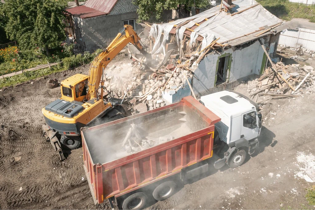 Вывоз мусора после сноса зданий с выездом в Сибае в октябре