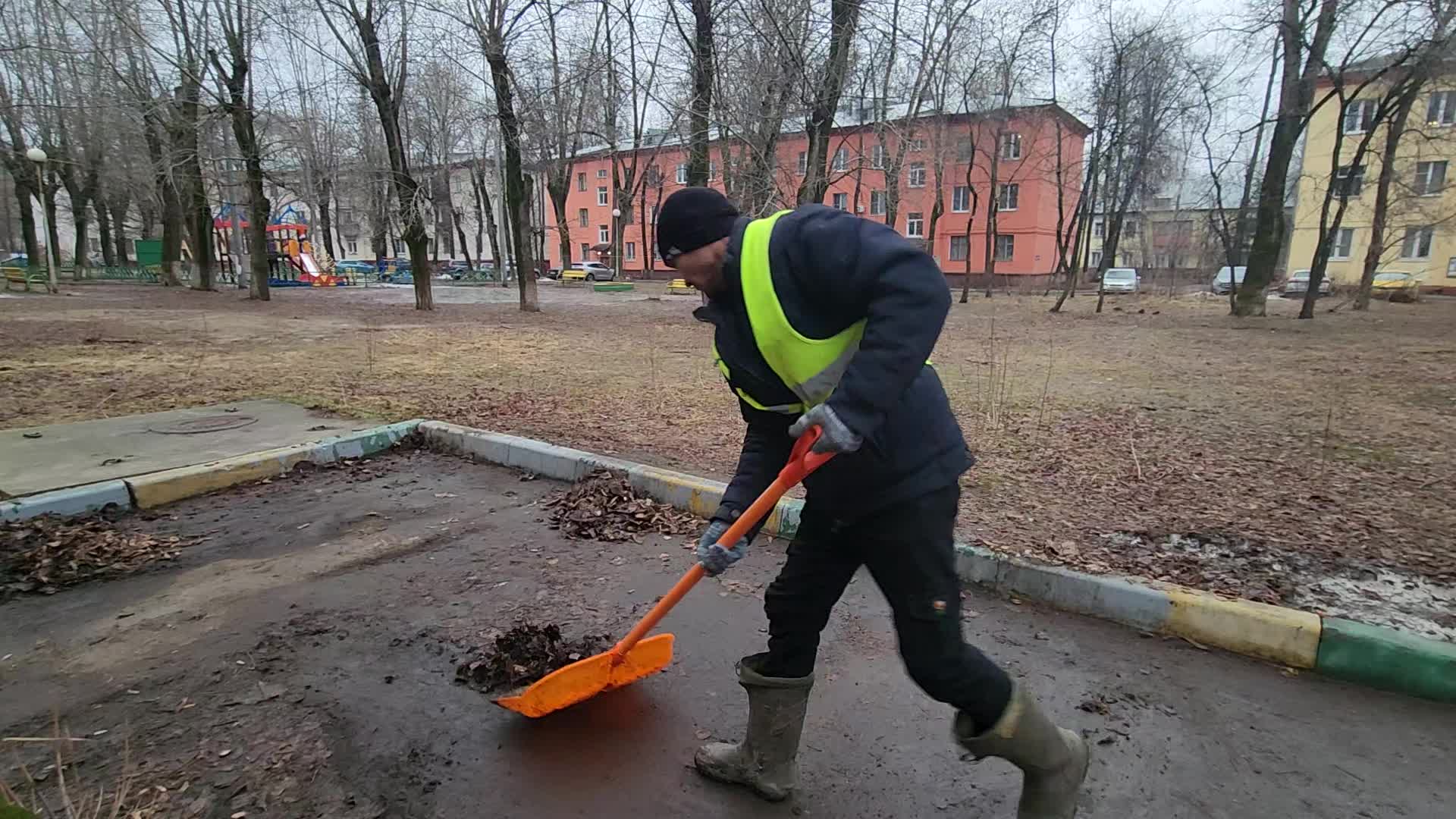 Уборка территорий в Сибае в октябре