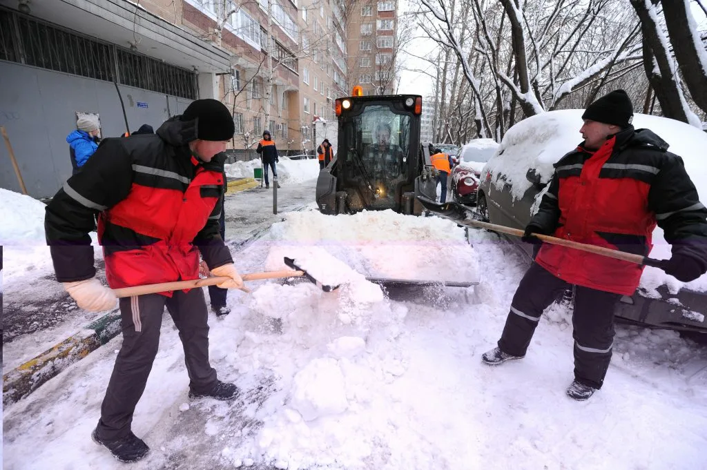 Очистка дворов от снега с гарантией результата в Сибае в октябре