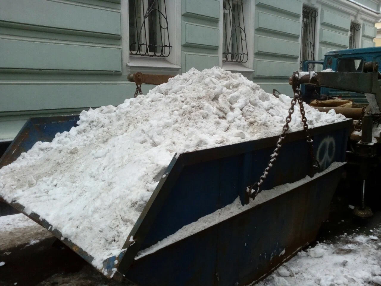 Вывоз снега контейнерами в Сибае в октябре